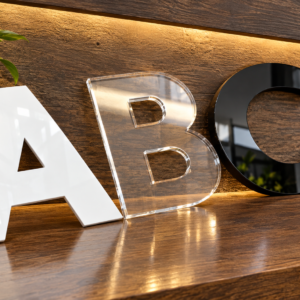 LETRAS Y ACRÍLICO 3 y 6 MM CON CORTE LASER